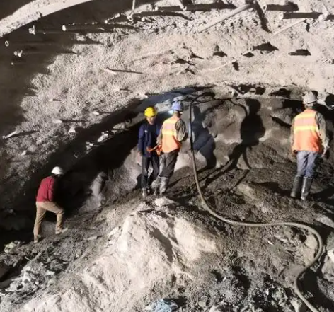 巍山拱顶带模注浆料的施工流程及注意事项